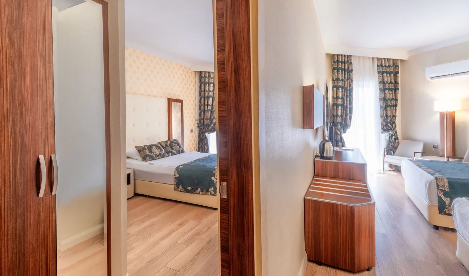 rooms-family-room-connection-side-sea-view