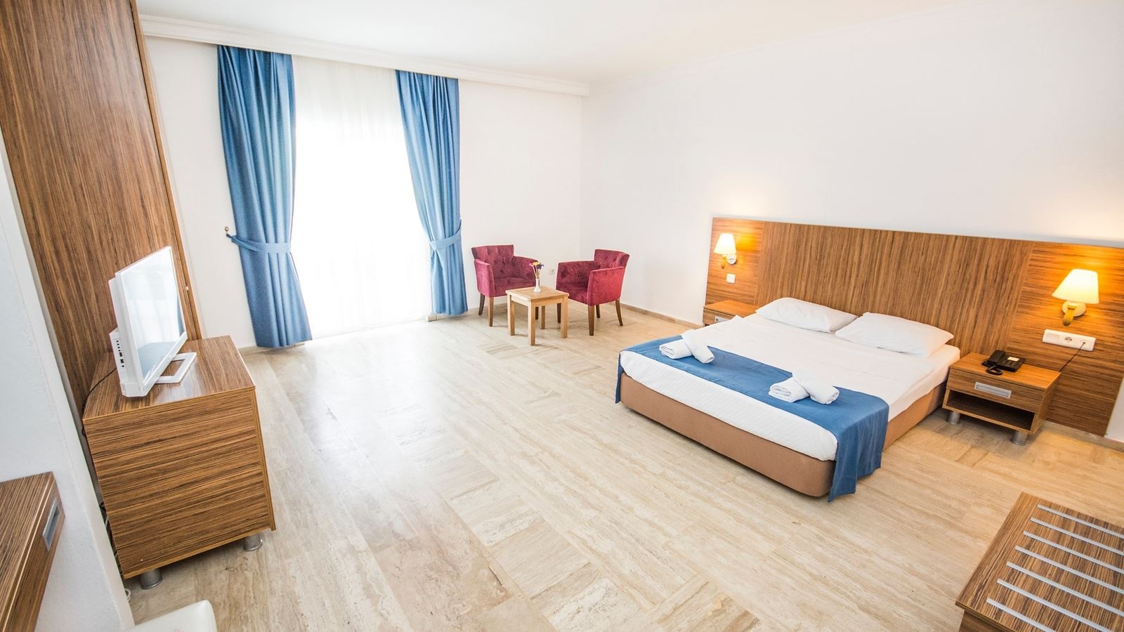 rooms-family-2-rooms-balcony-or-terrace