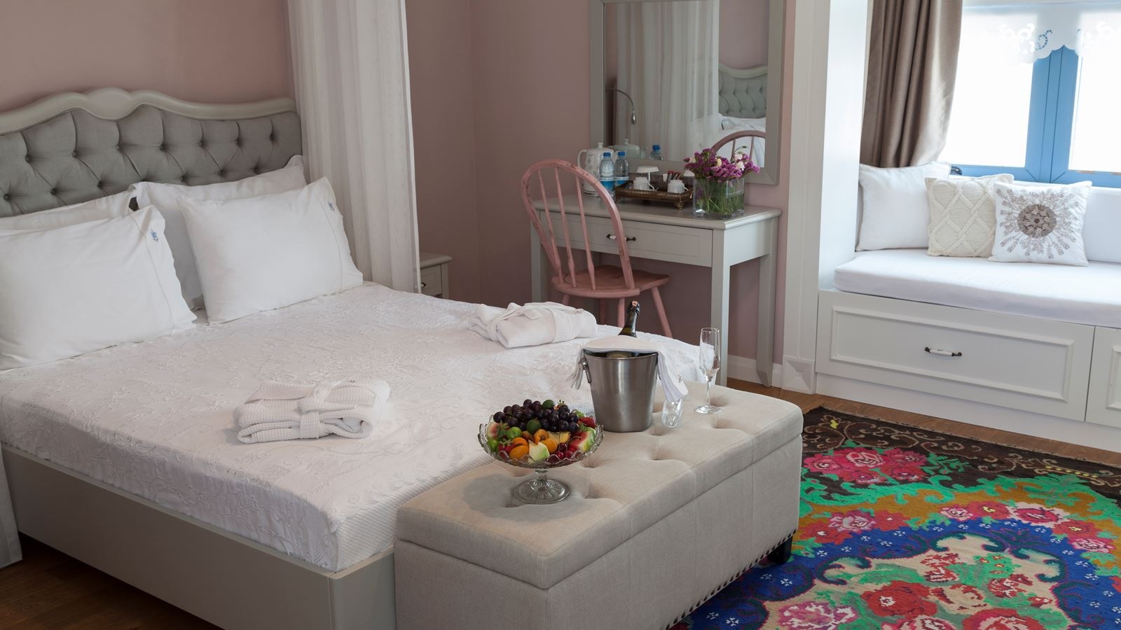 rooms-deluxe-room-bay-window