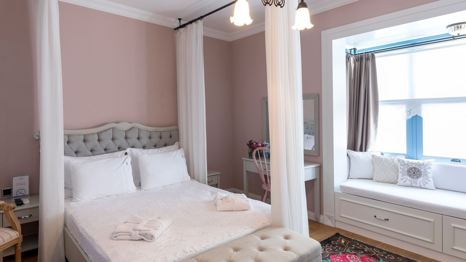 rooms-deluxe-room-bay-window