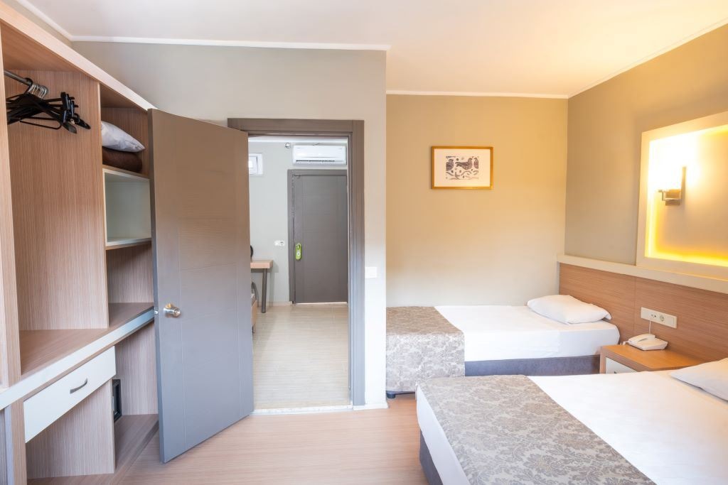 rooms-family-room-1-bedroom