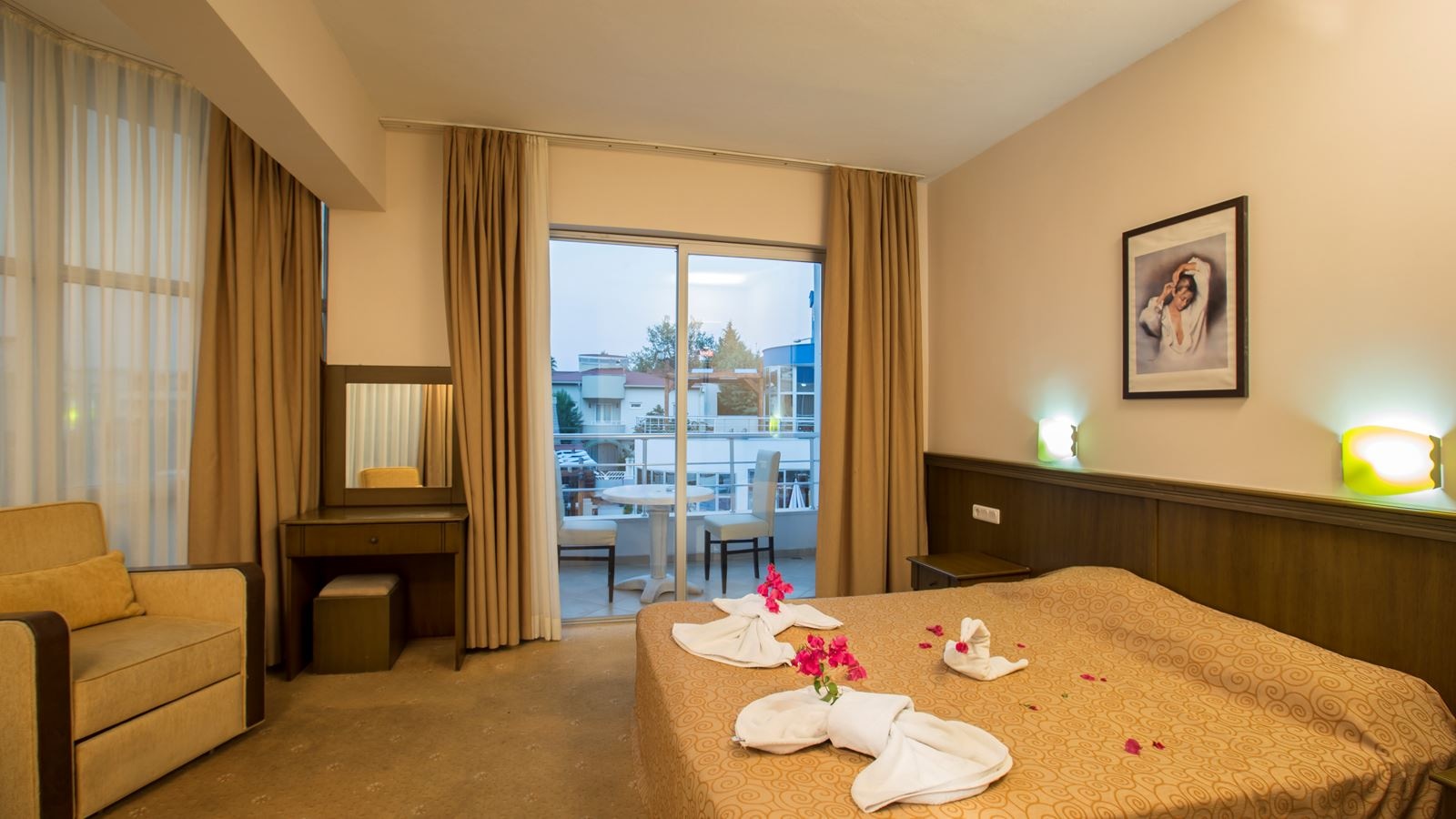 rooms-deluxe-suite-room