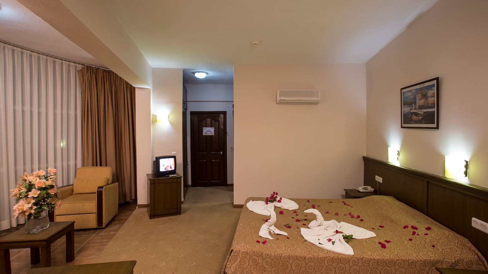 rooms-deluxe-suite-room