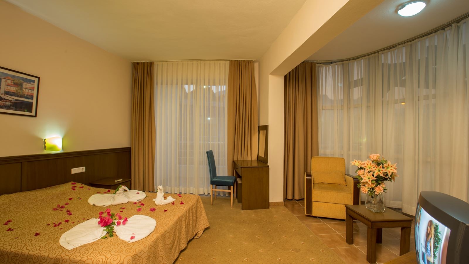 rooms-deluxe-suite-room