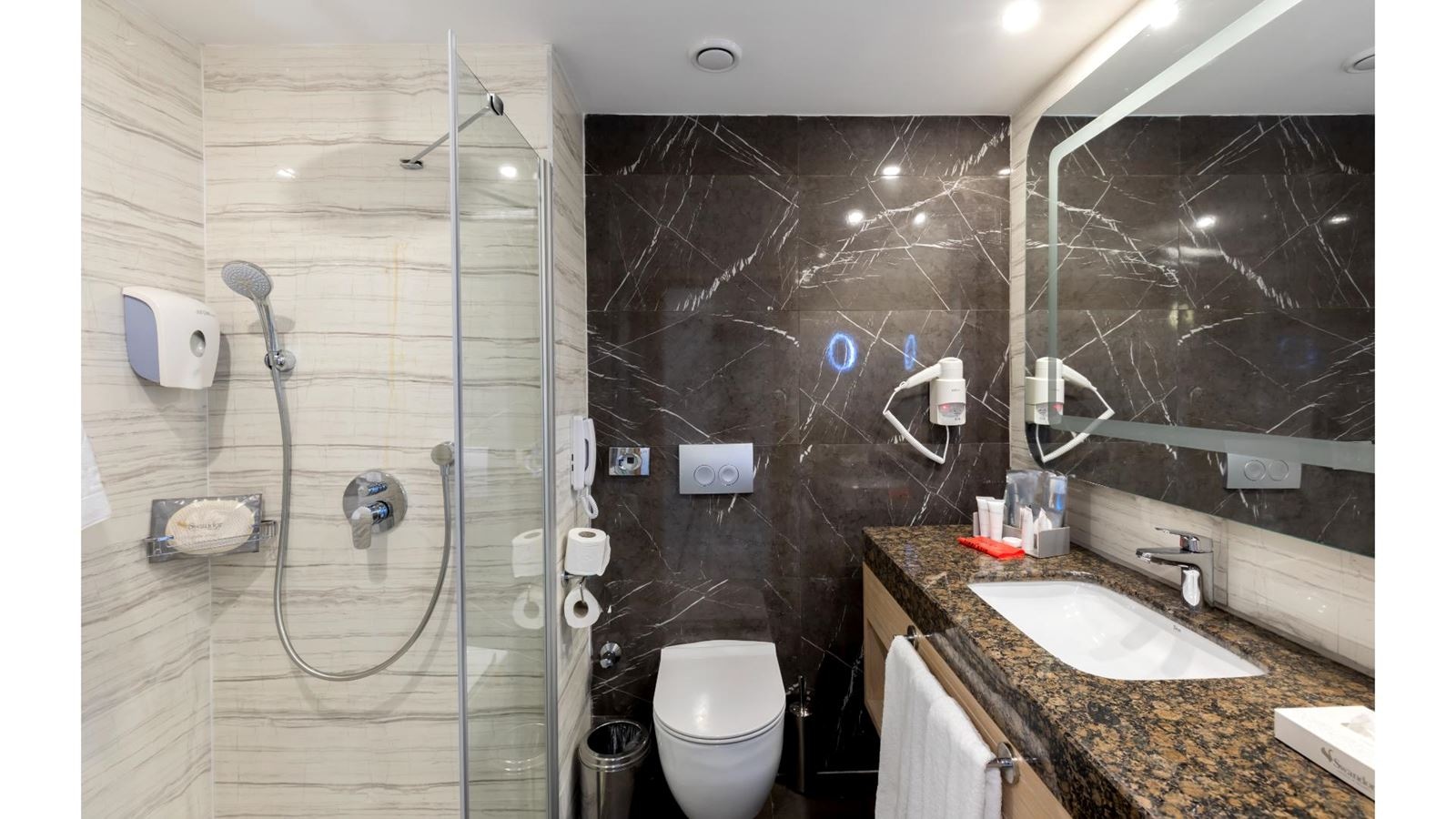 rooms-deluxe-family-room