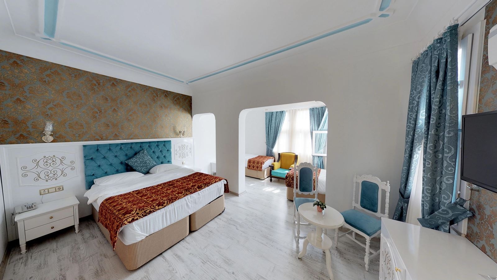 rooms-deluxe-family-room