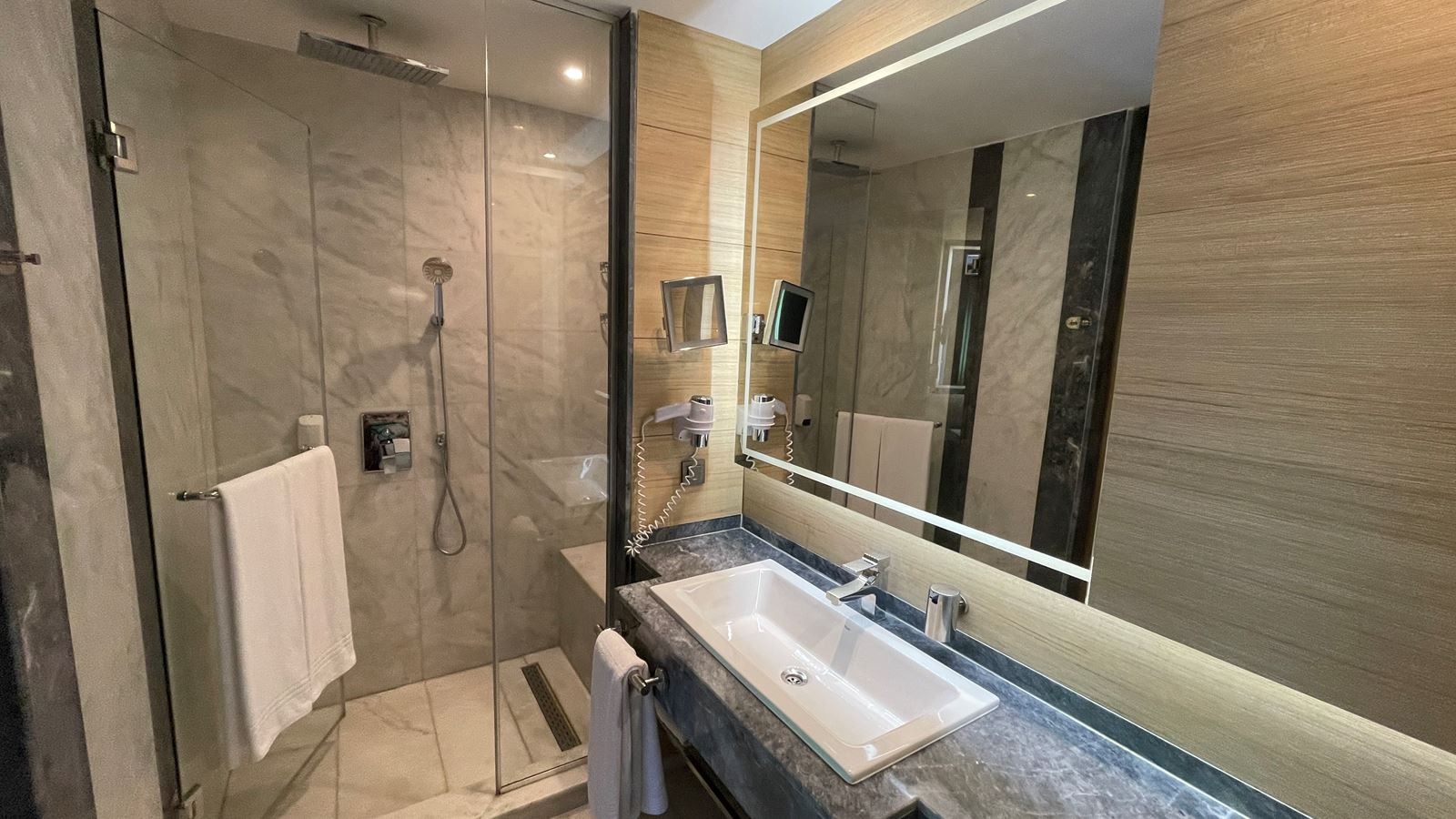 rooms-family-room-swim-up