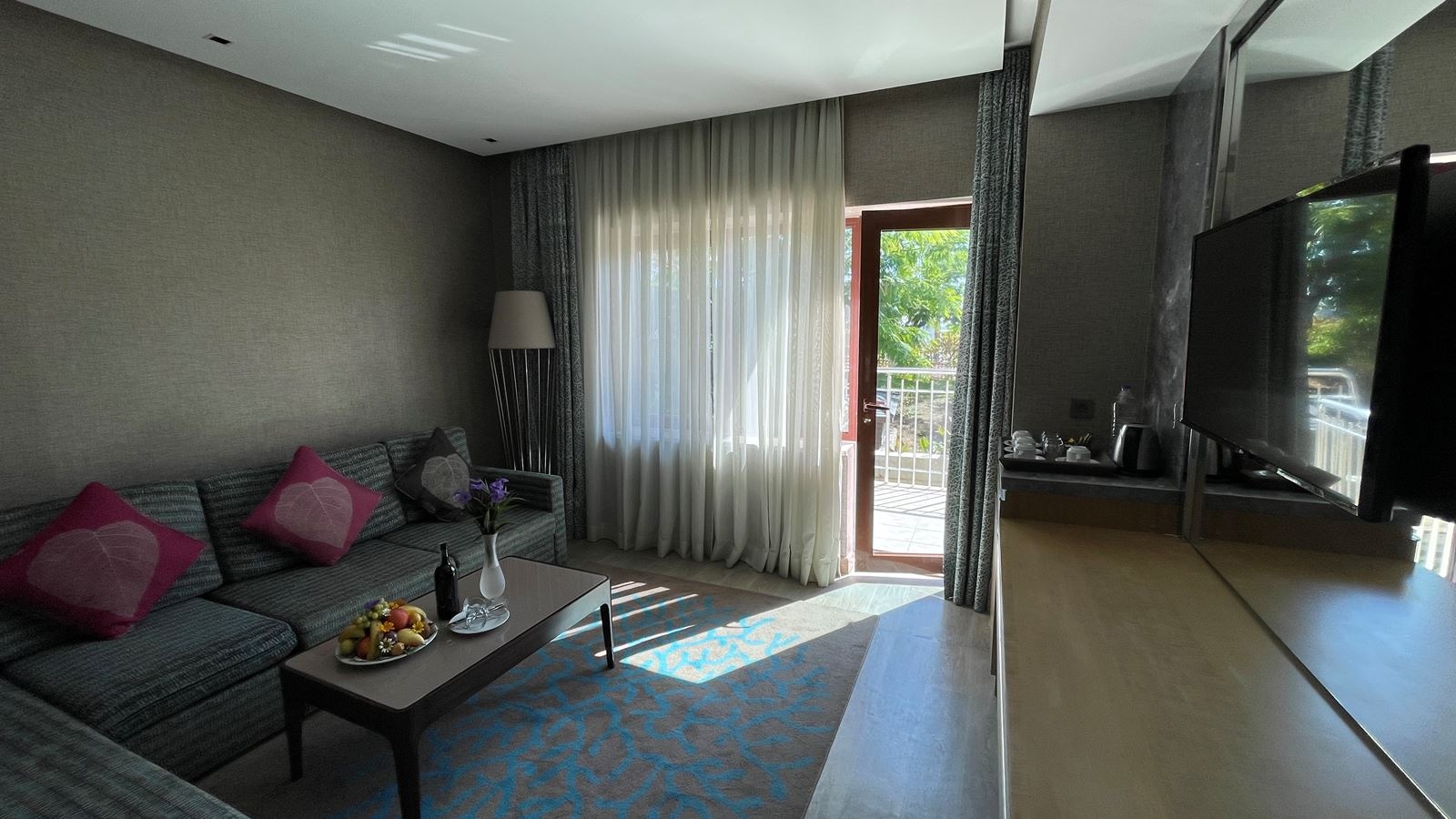 rooms-family-room-swim-up