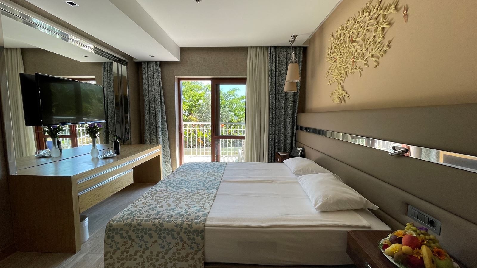 rooms-family-room-swim-up