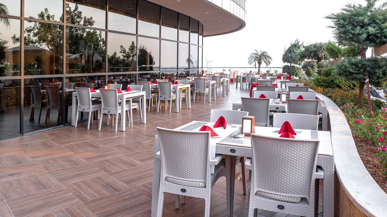 restaurants-main-restaurant--terrace