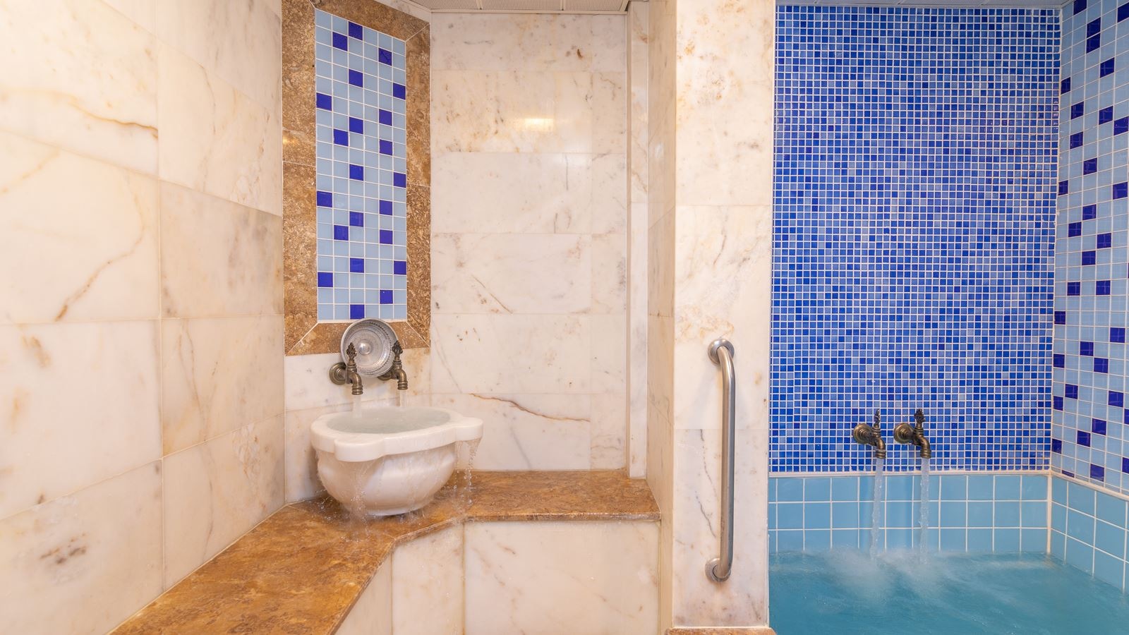 rooms-family-suit-road-wiew