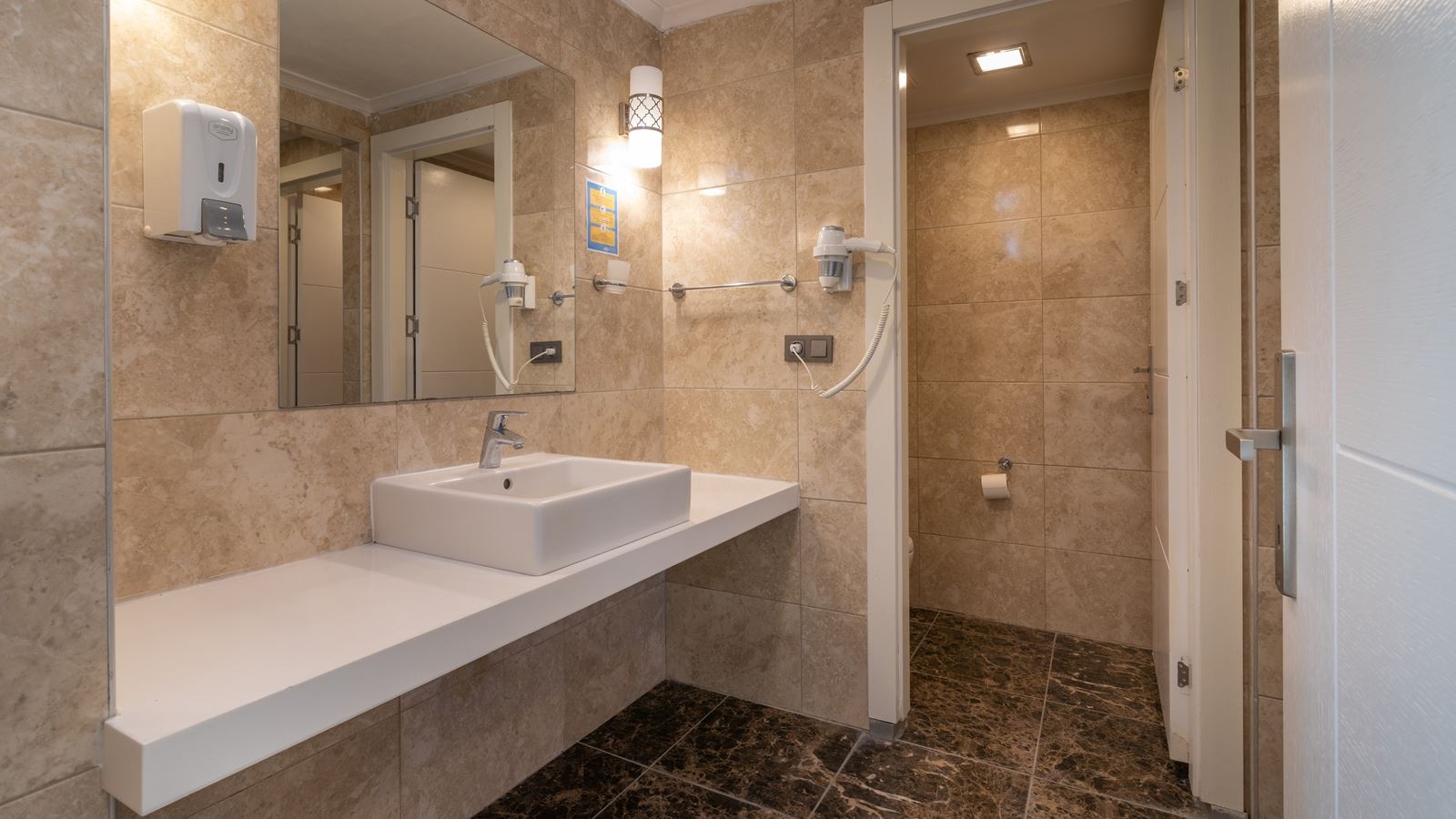 rooms-family-suit-garden-view