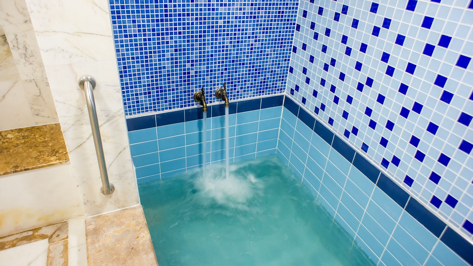 rooms-family-suit-garden-view