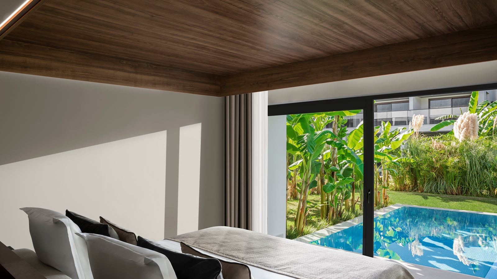 rooms-large-family-suite-swim-up