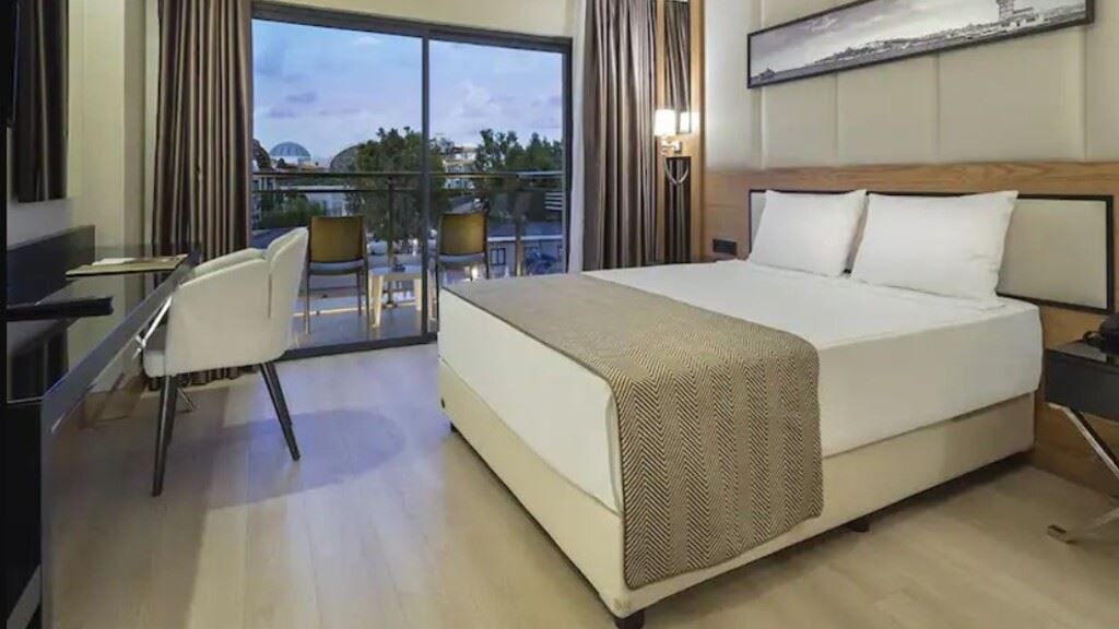 rooms-standard-room-pool-view