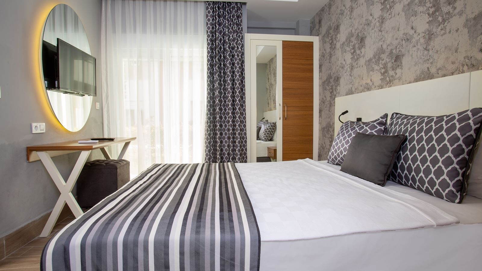 rooms-deluxe-pool-suite