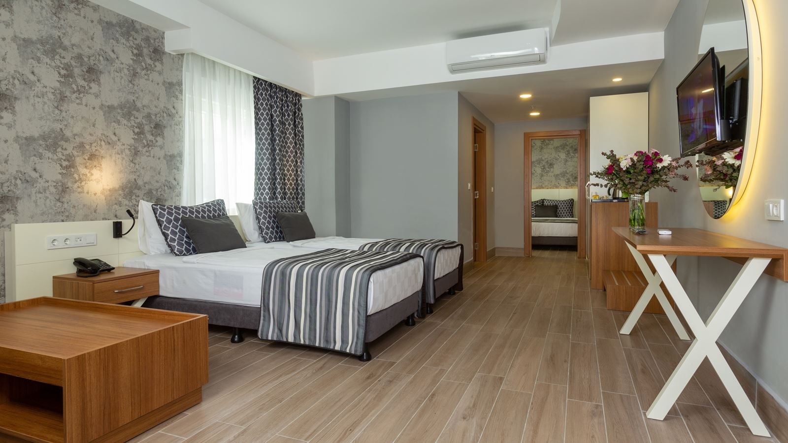 rooms-deluxe-pool-suite