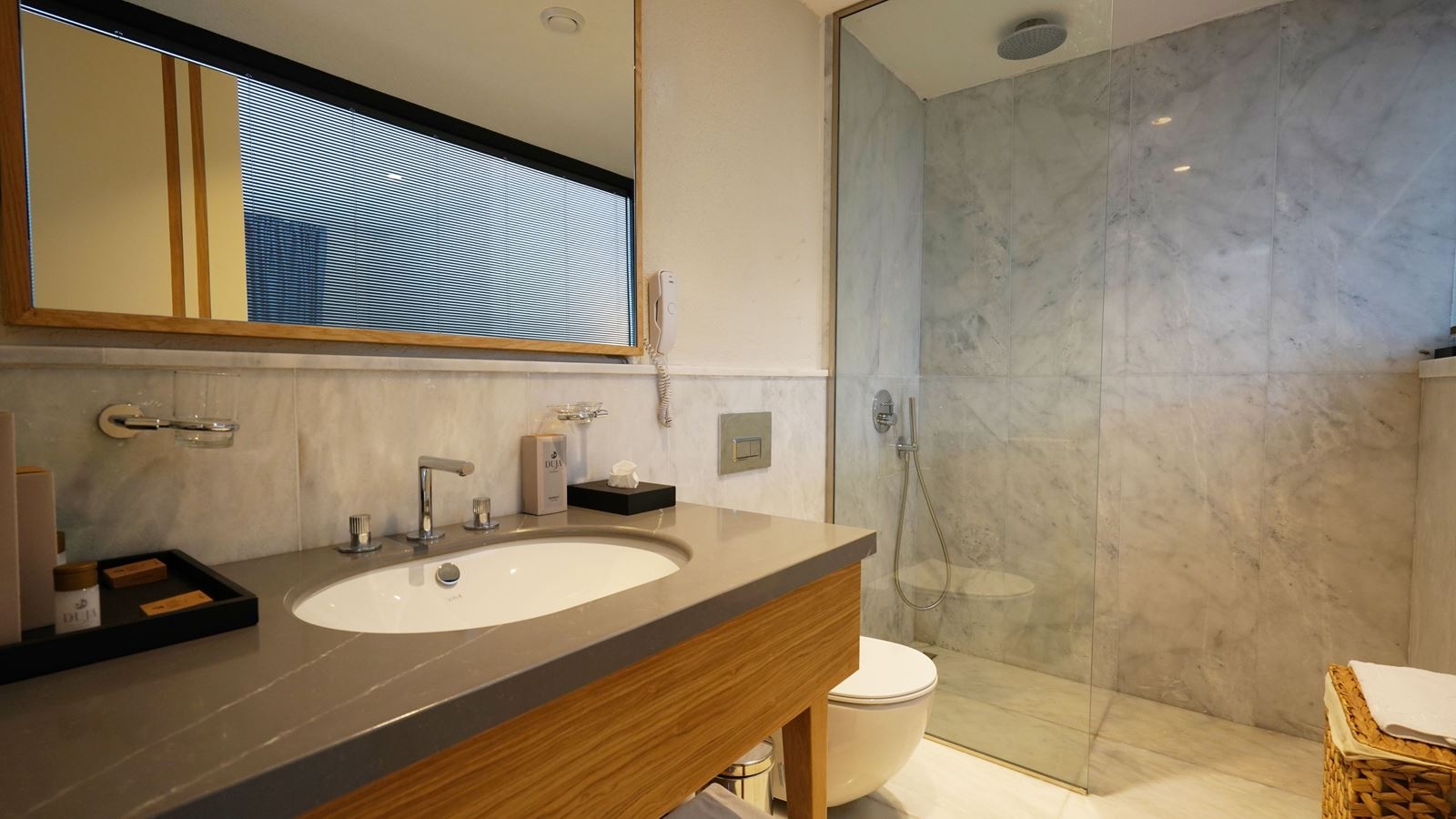 rooms-deluxe-suit-room