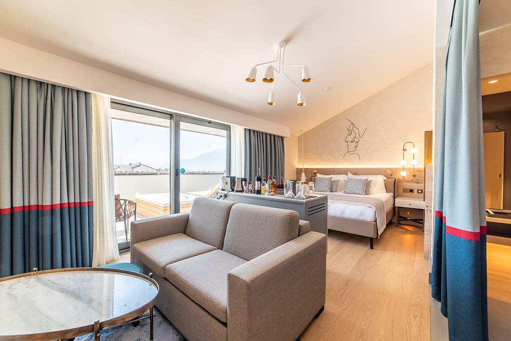 rooms-penthouse-suite-with-jacuzzi