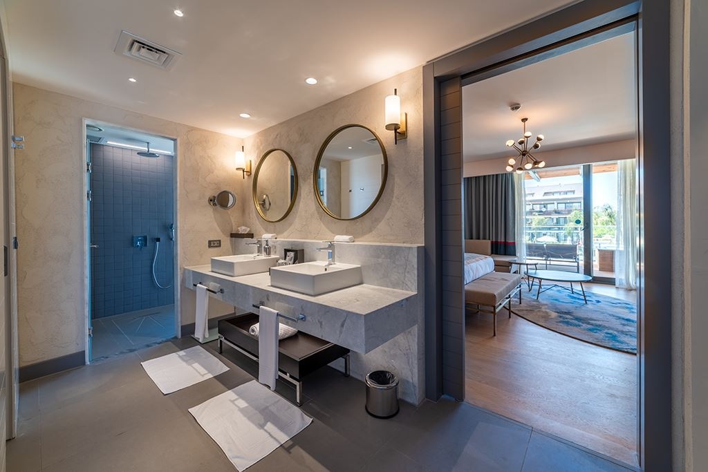 rooms-lake-house-suite-with-jacuzzi