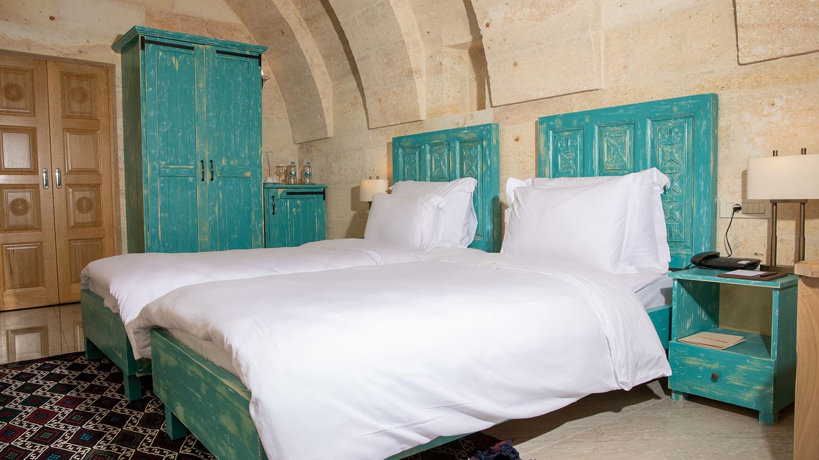 rooms-deluxe-king-room