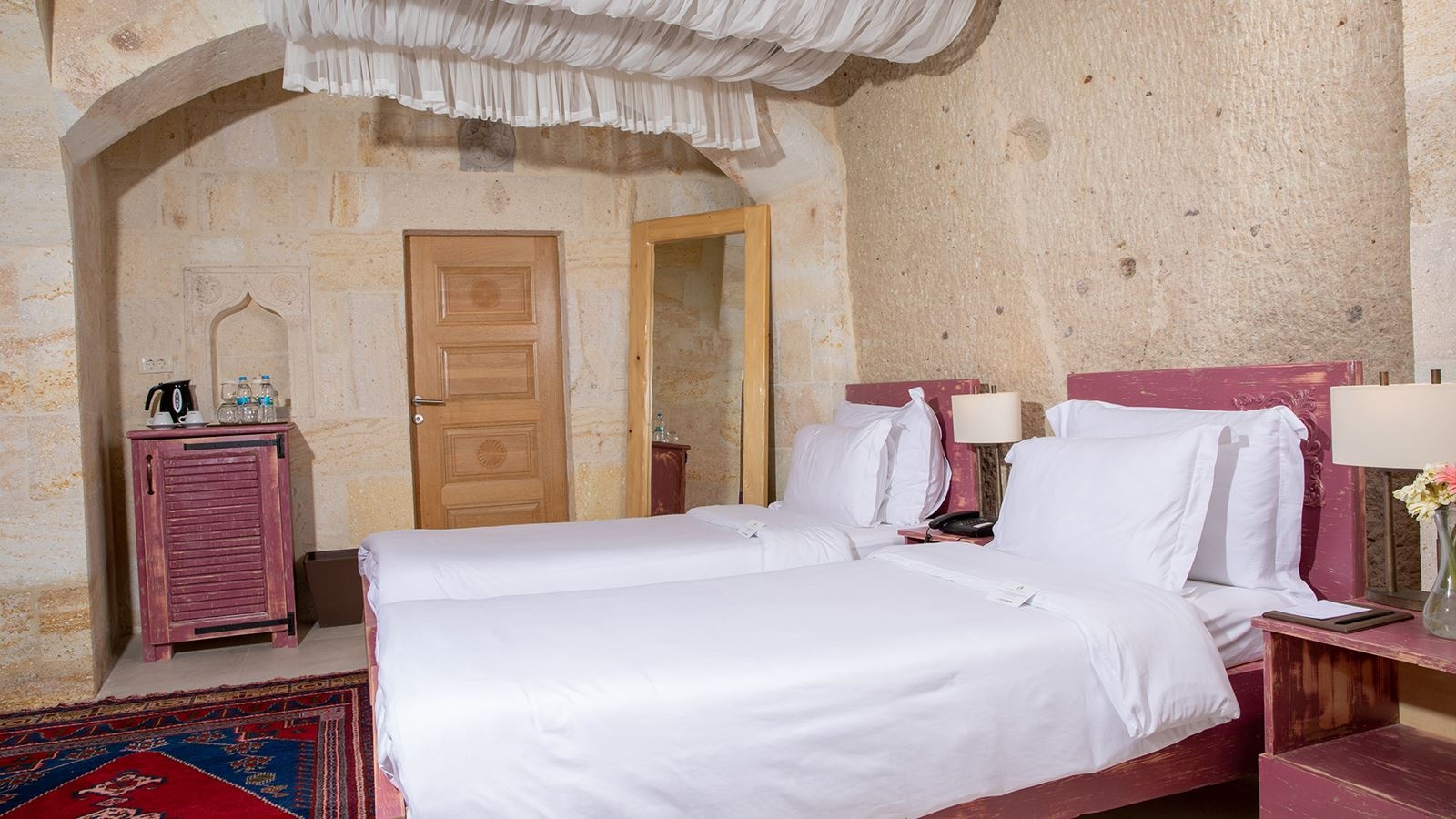 rooms-deluxe-king-room