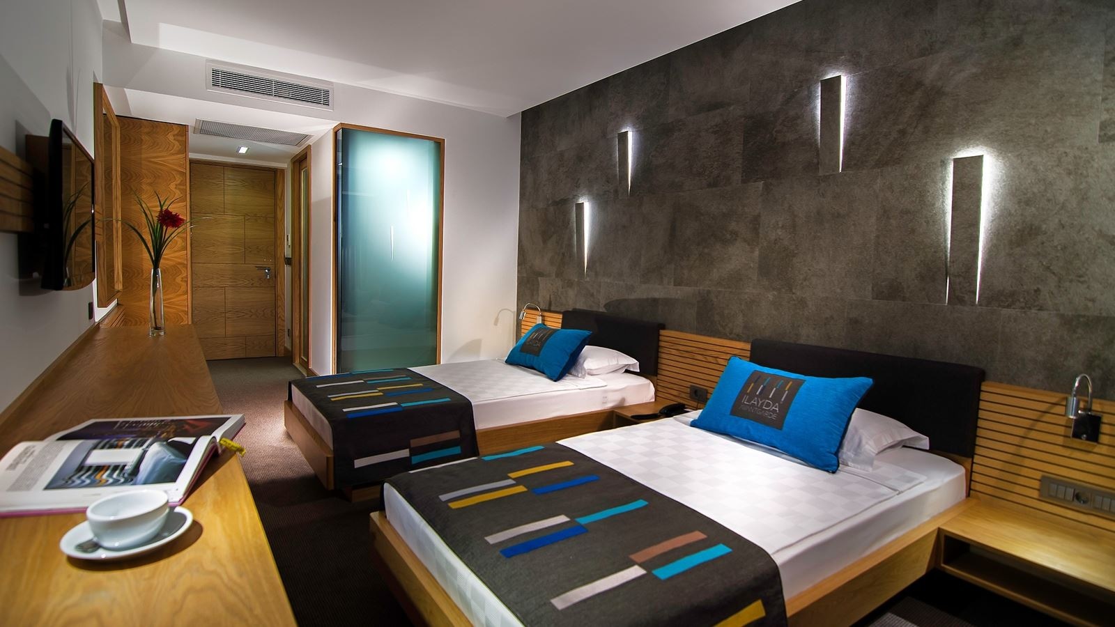 rooms-standard-room-land-view-french-balcony