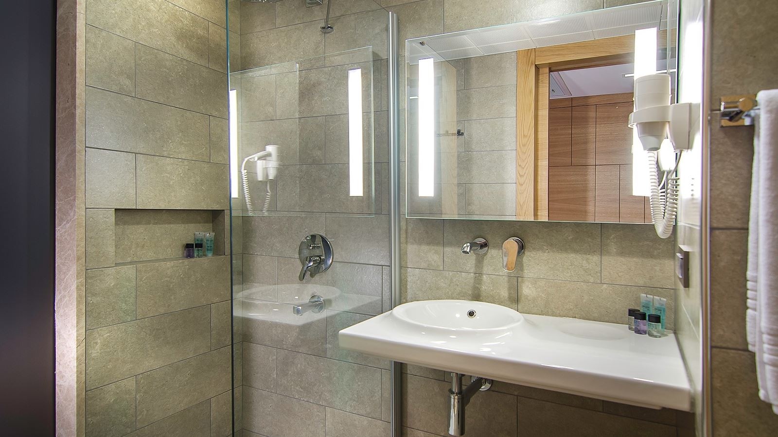 rooms-standard-room-land-view-french-balcony