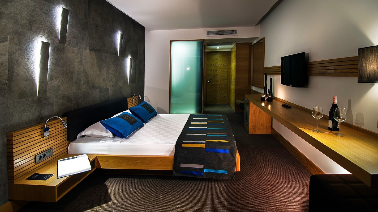 rooms-standard-room-land-view-french-balcony