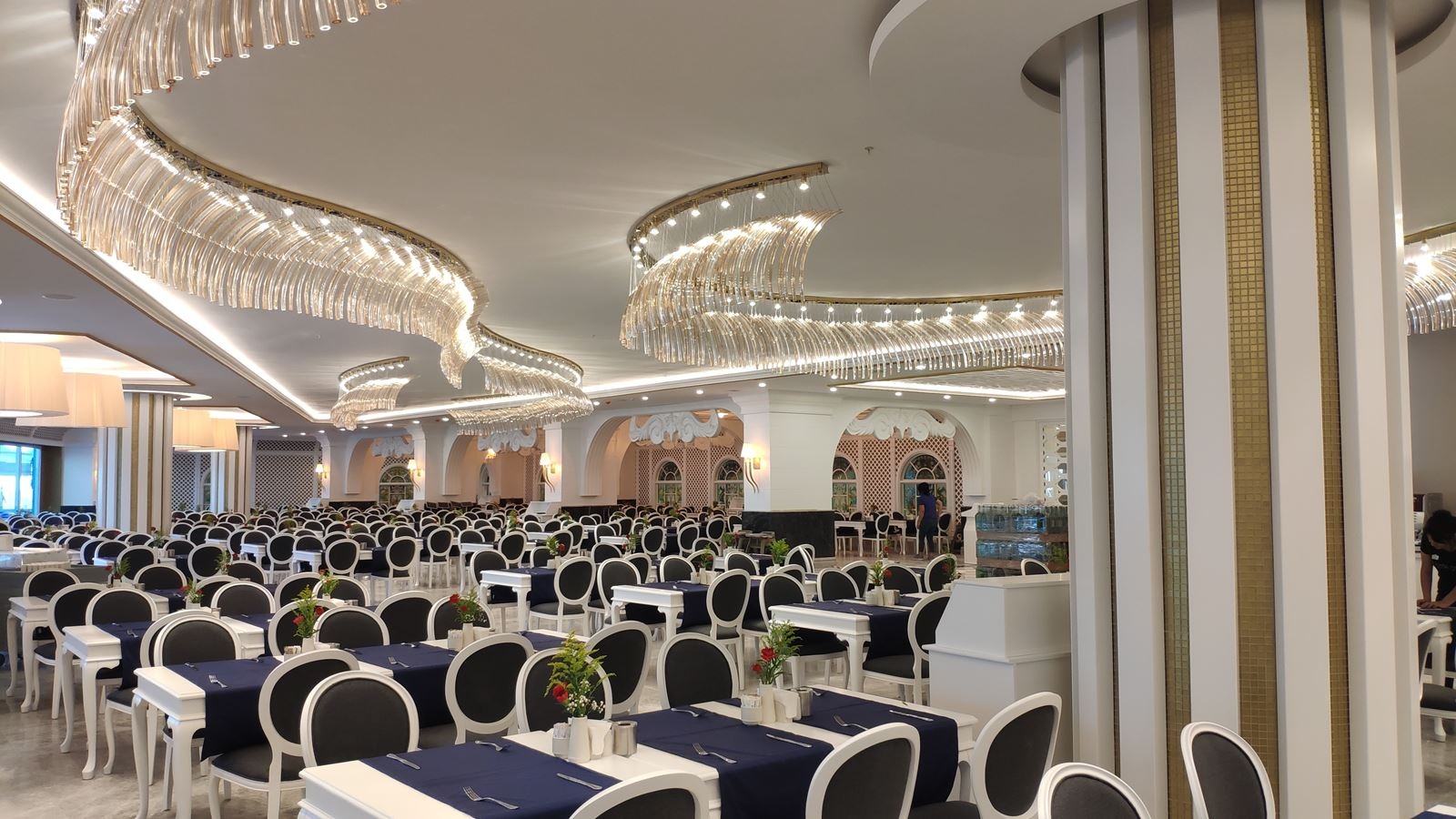 restaurants-la-carde-main-restaurant