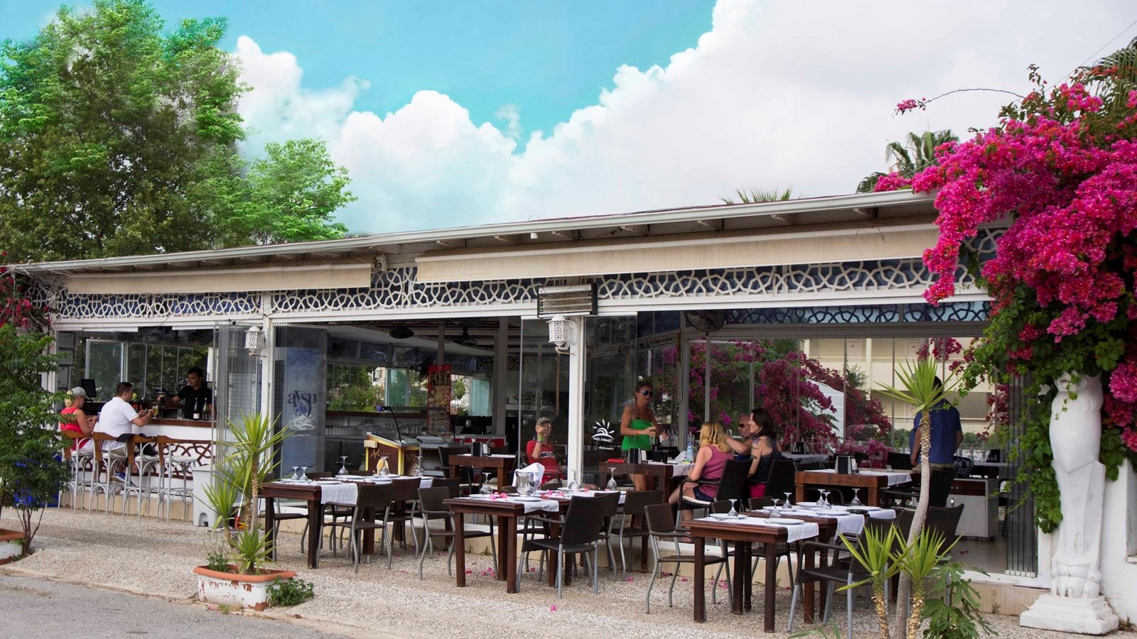 restaurants-pool-bar