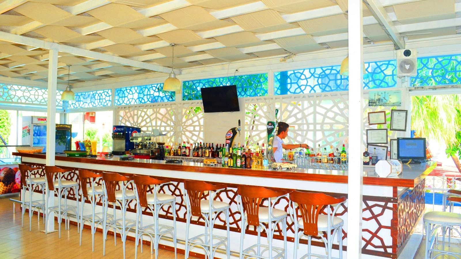 restaurants-pool-bar