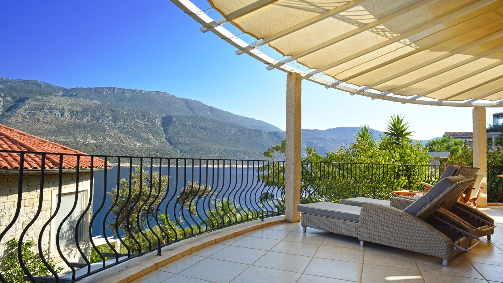 rooms-waterfront-pool-villa