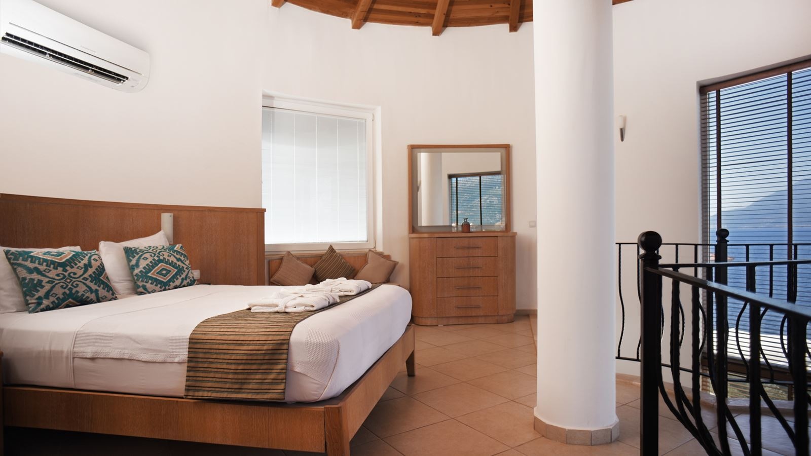 rooms-waterfront-pool-villa