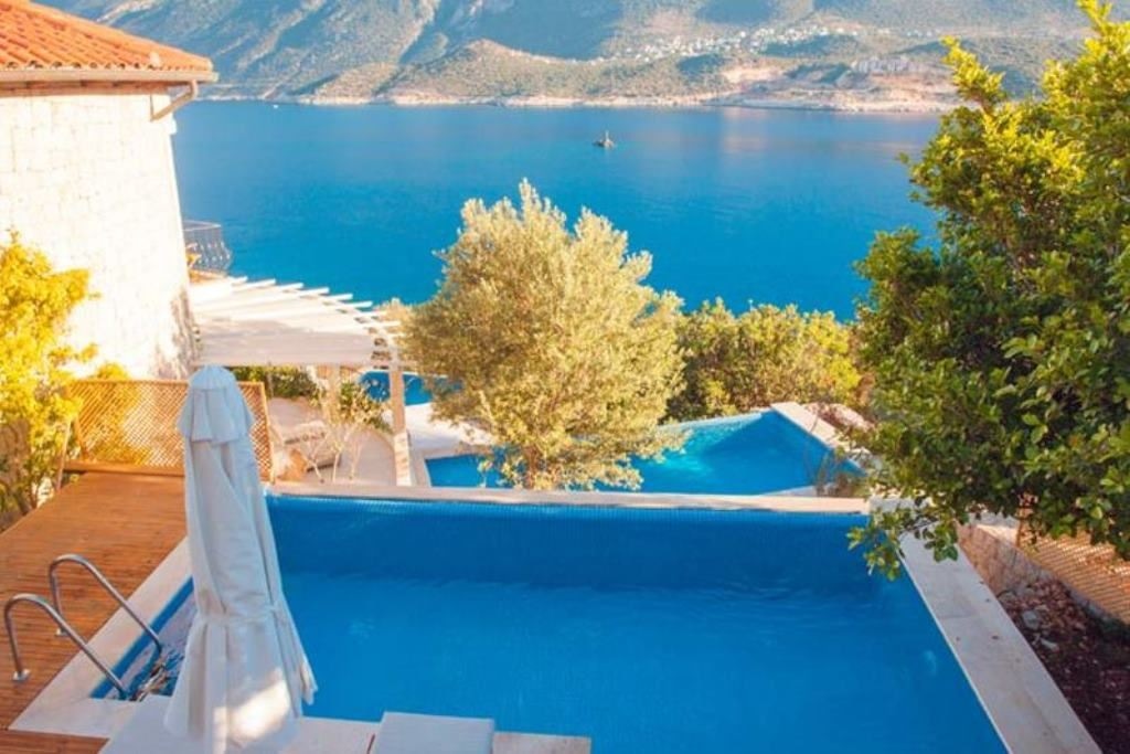 rooms-deluxe-pool-suite