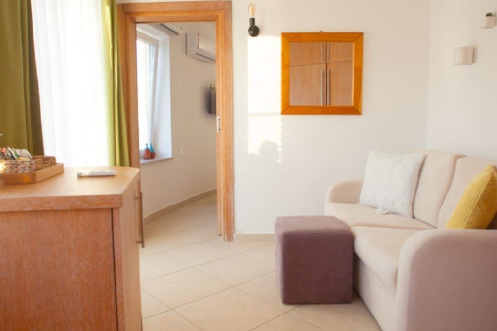 rooms-deluxe-pool-suite