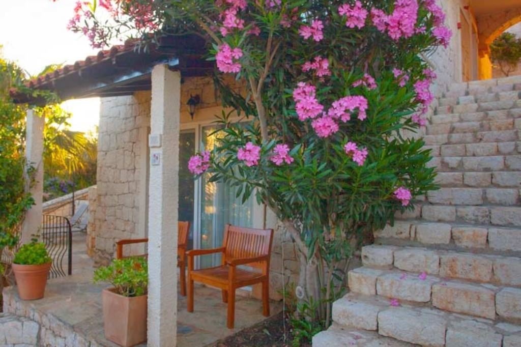 rooms-standard-room-garden-view