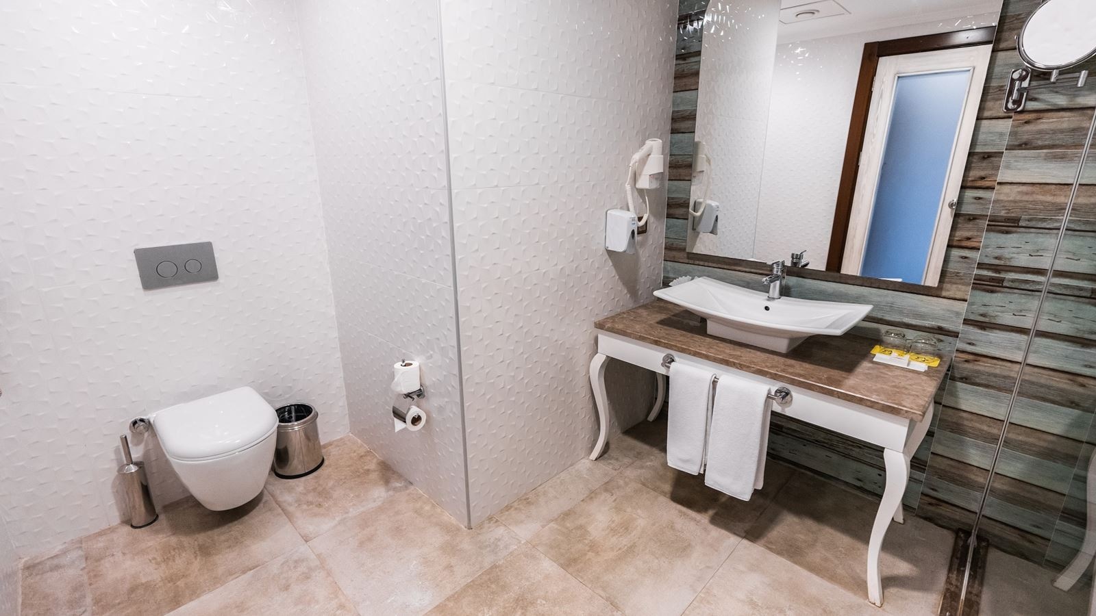 rooms-family-mainbuilding-room