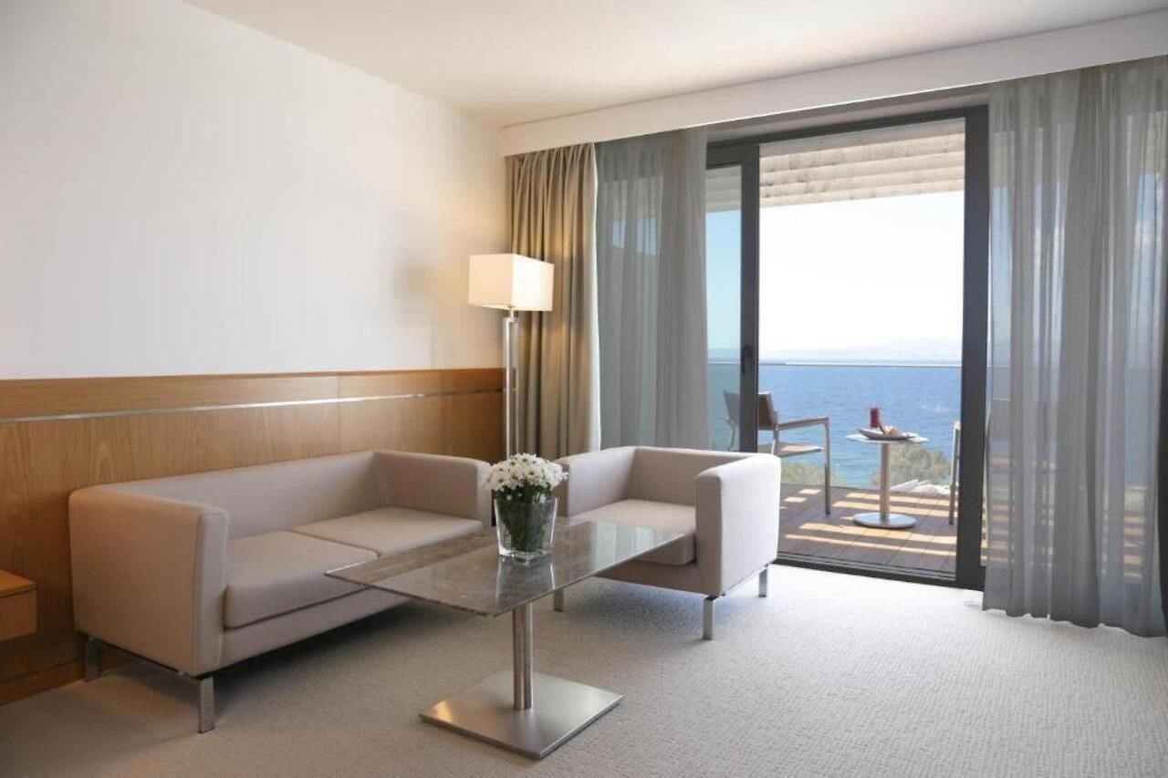 rooms-deluxe-room-seaview-with-balcony