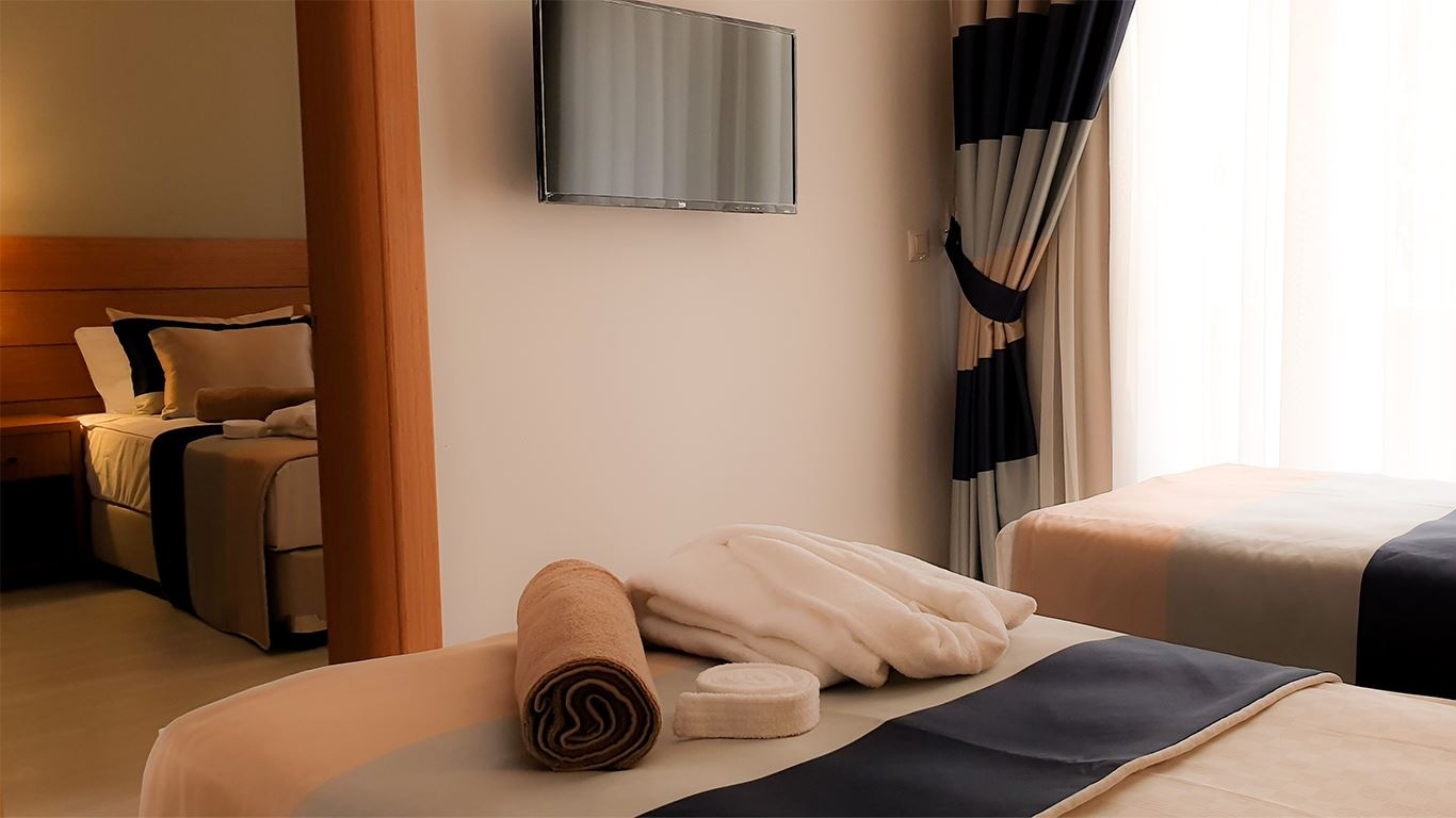 rooms-family-room-with-2-bedrooms-2-bathrooms