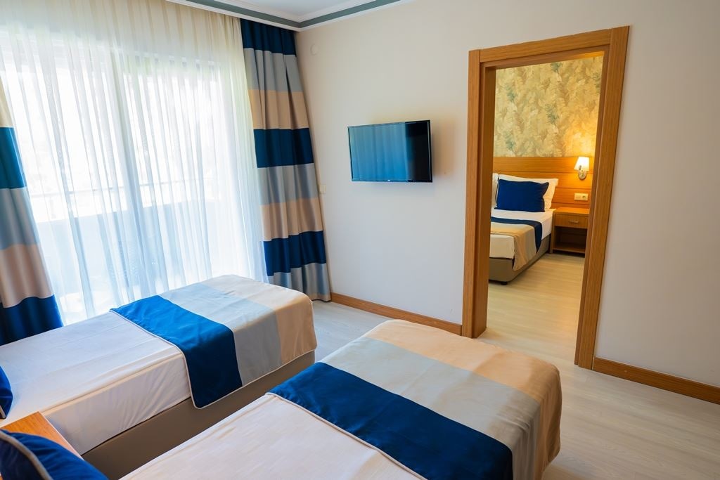 rooms-family-room-with-2-bedrooms-2-bathrooms