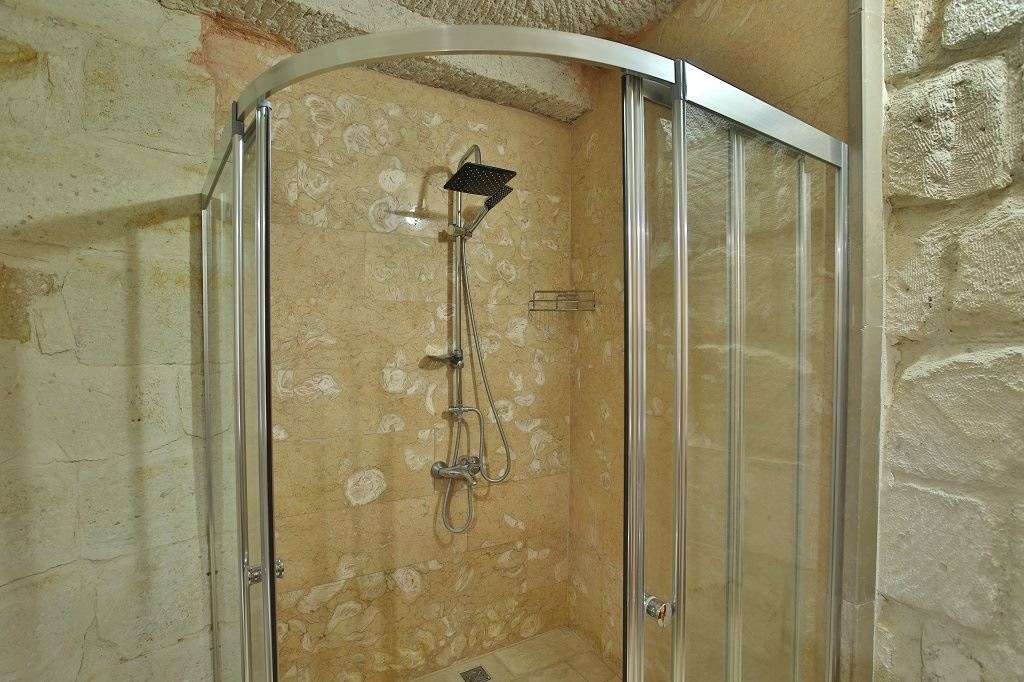 rooms-mazi-deluxe-stone-room