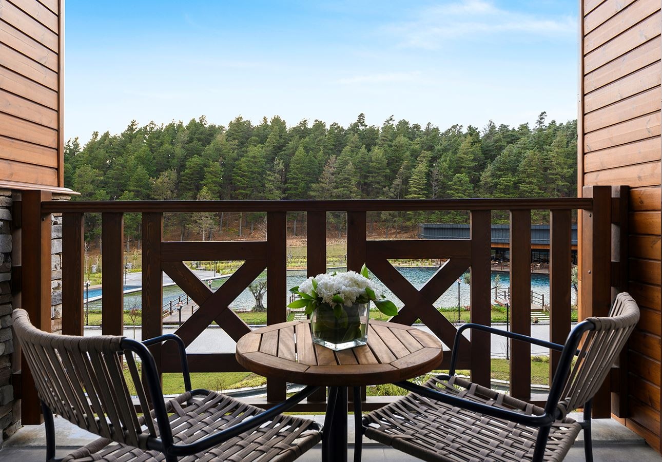 rooms-deluxe-orman-ve-golet-manzarali