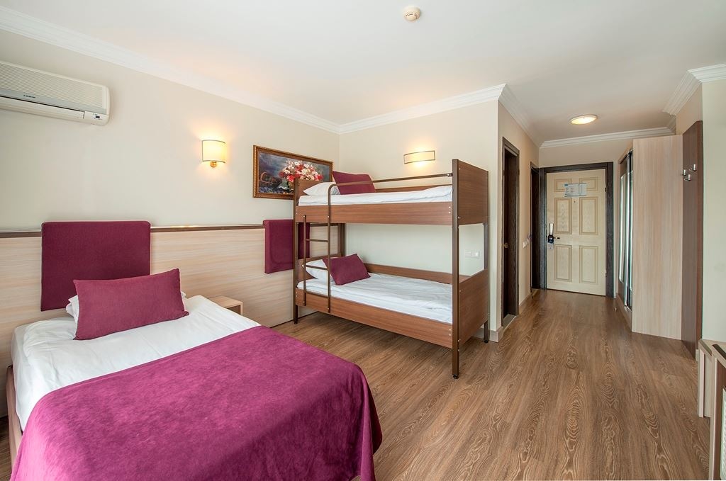 rooms-family-room-land-view-with-bunkbed