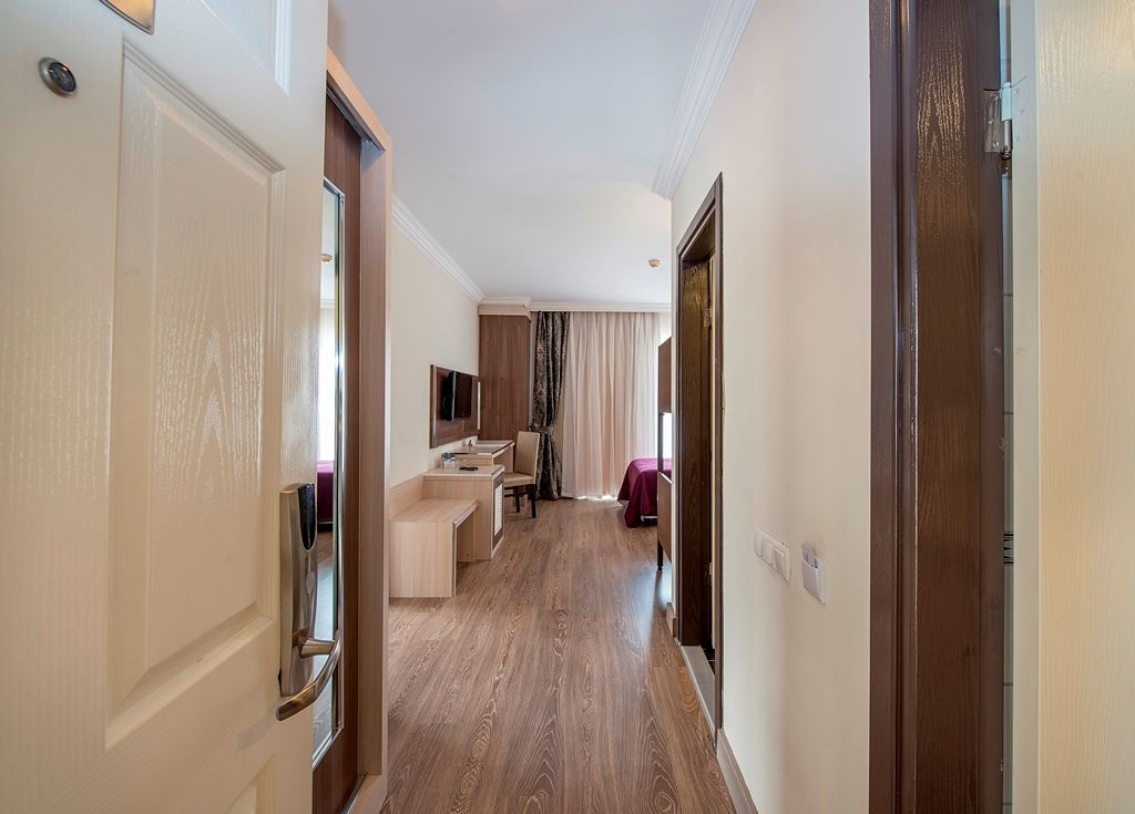 rooms-family-room-land-view-with-bunkbed