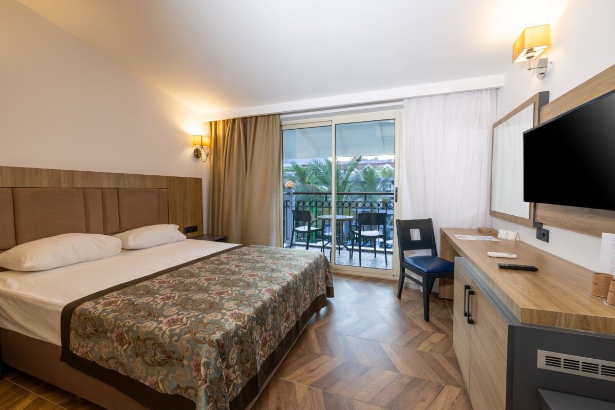 rooms-family-room-land-view