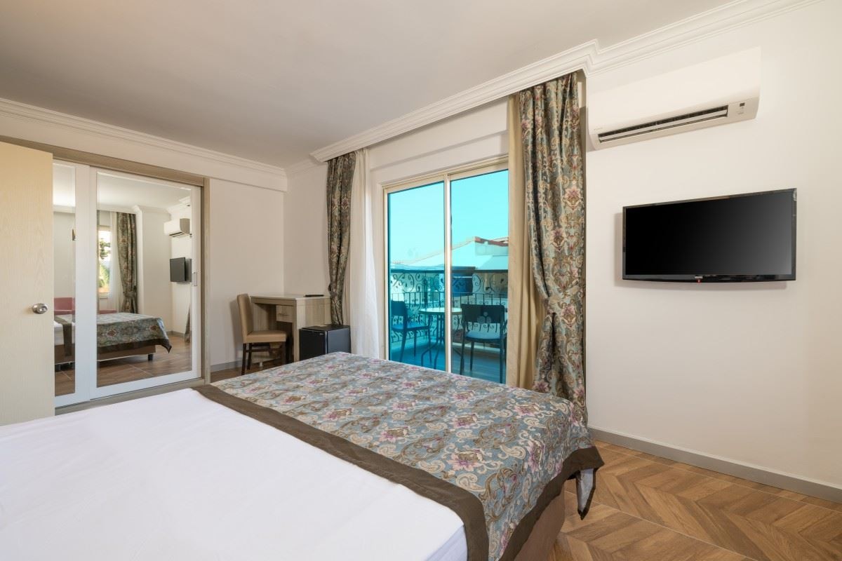 rooms-family-room-land-view-with-bunkbed