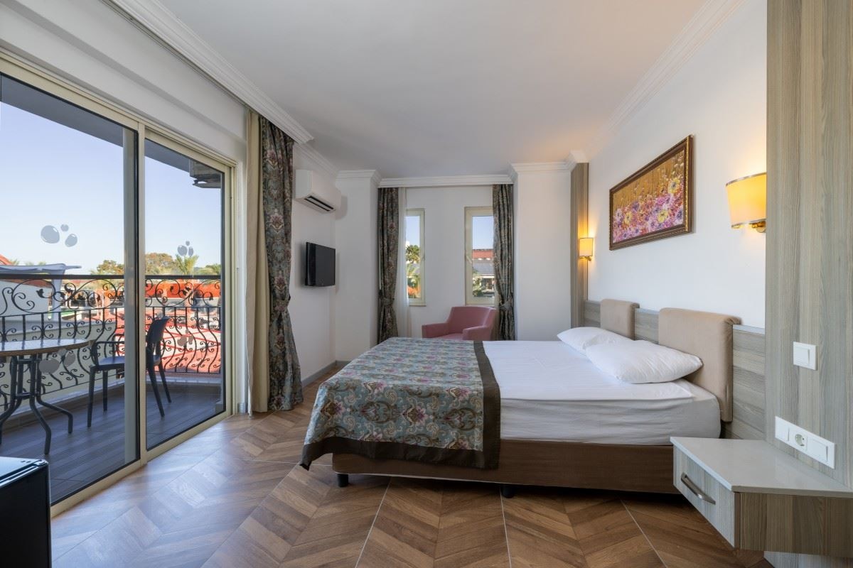 rooms-family-room-land-view-with-bunkbed