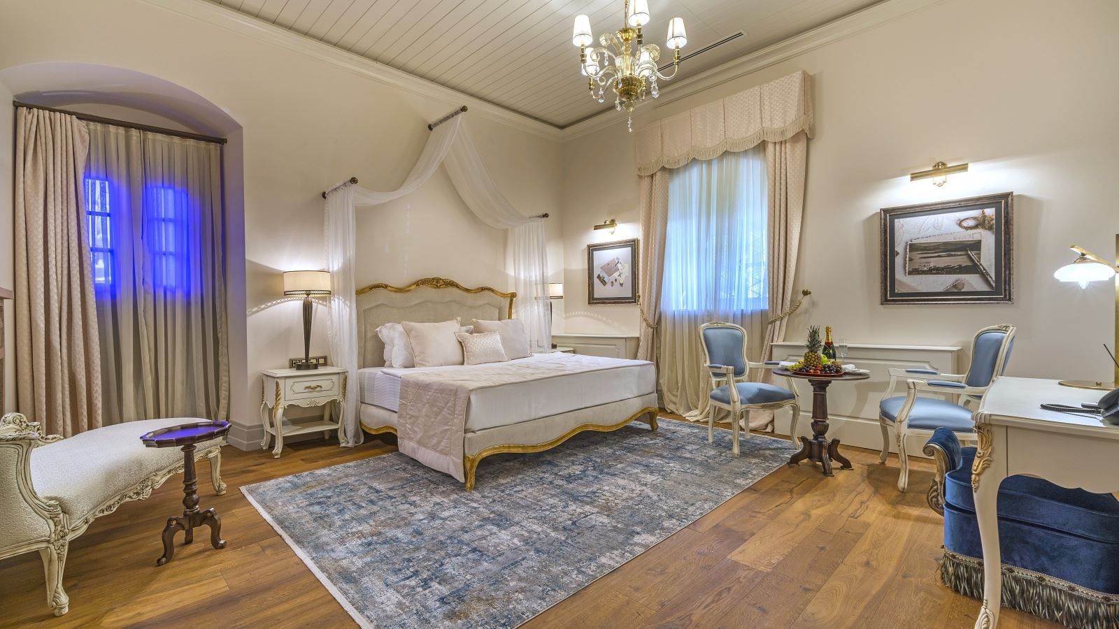 rooms-antik-suit-room