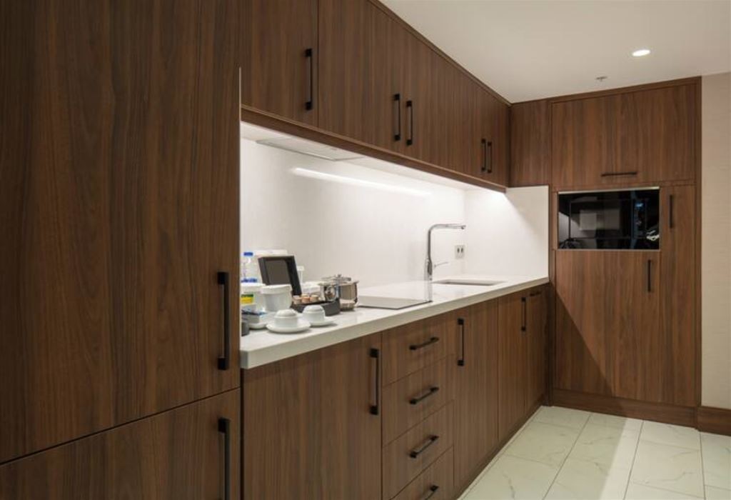 rooms-deluxe-suite-with-kitchen